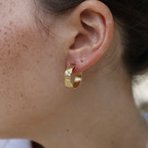 עגילי חישוק פלורה בציפוי זהב