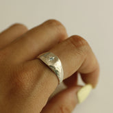 טבעת רומי משובצת בטופז כחול