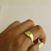 טבעת רומי בציפוי זהב משובצת בטופז כחול