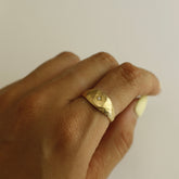 טבעת רומי בציפוי זהב משובצת בזרקון