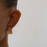 עגילי לב מצופים בזהב