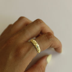 טבעת טאו בציפוי זהב משובצת טופז כחול