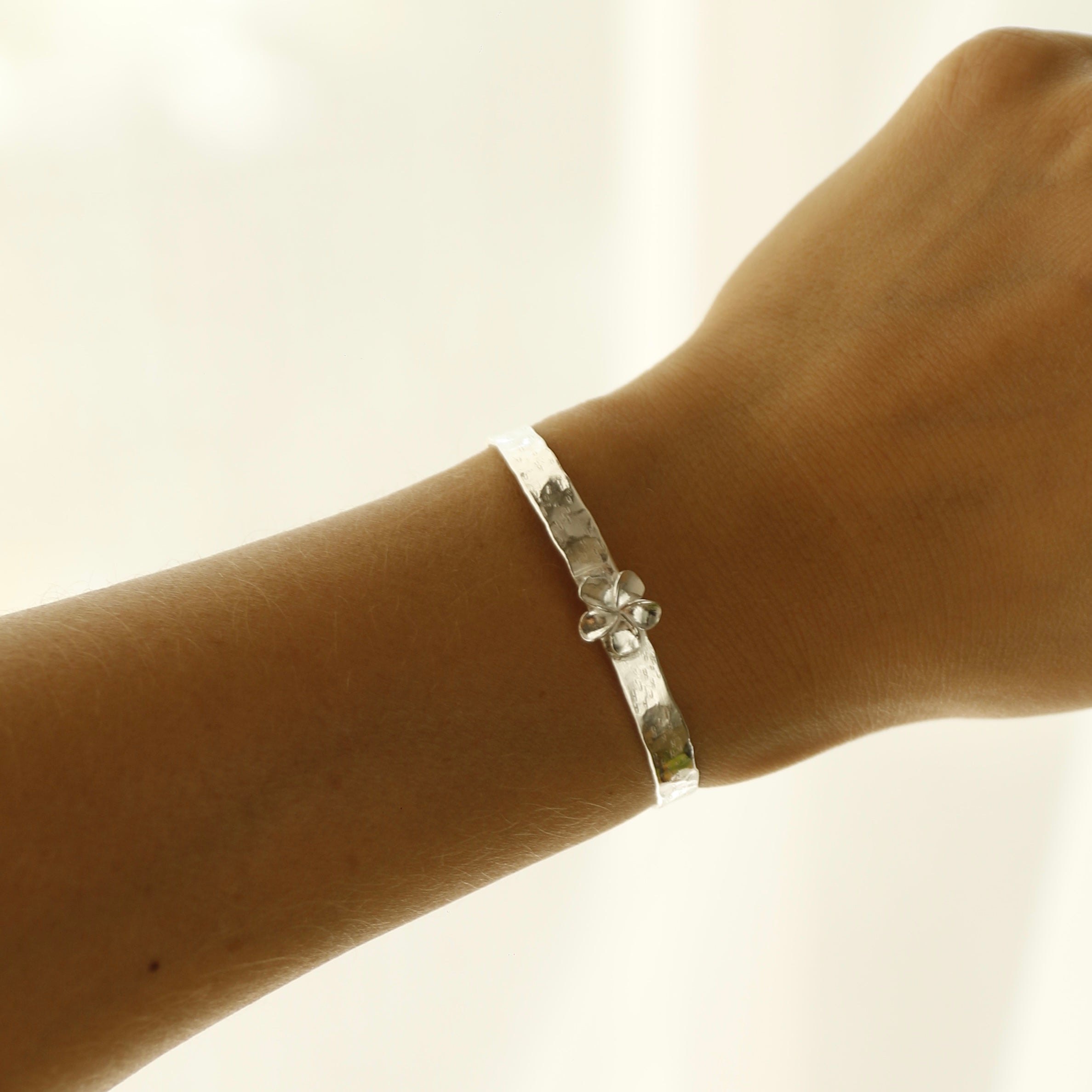 צמיד פלורה קשיח