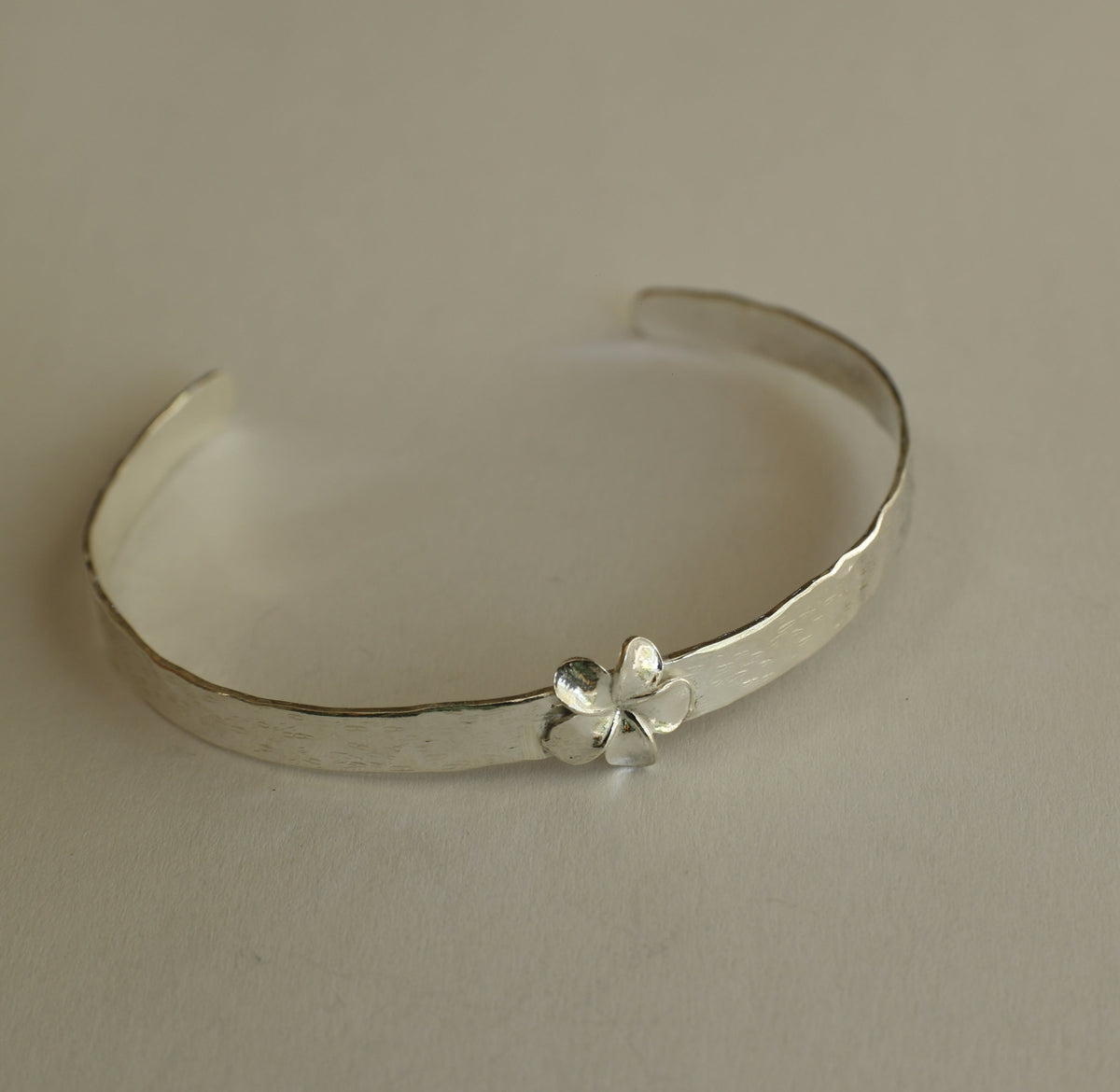 צמיד פלורה קשיח